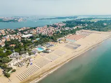 Una foto panoramica degli stabilimenti di Venezia Spiagge e delle capanne nell’area di San Nicolò