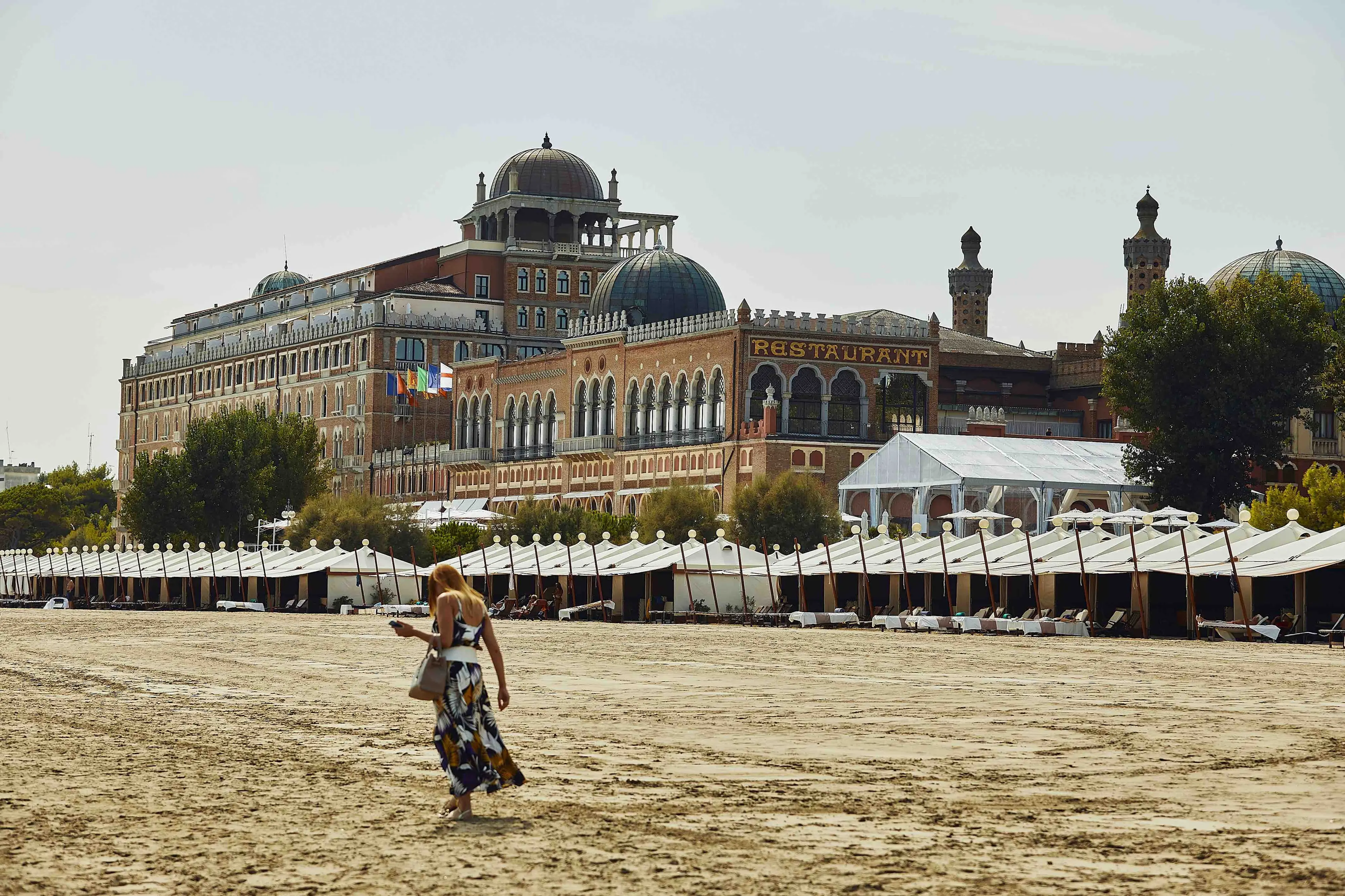 Il celebre hotel Excelsior con le sue capanne