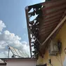 Un tetto distrutto dalla grandine