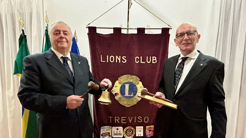 Il passaggio di consegne al Lions: Patrizio Perin e Antonio Costantini
