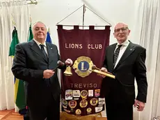 Il passaggio di consegne al Lions: Patrizio Perin e Antonio Costantini