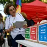 Una signora ai fac simile delle urne elettorali