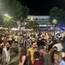 Sono molti i giovani che festeggiano per le strade di Lignano