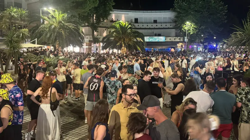 Sono molti i giovani che festeggiano per le strade di Lignano