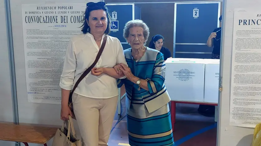 La 105enne al seggio per votare ai referendum