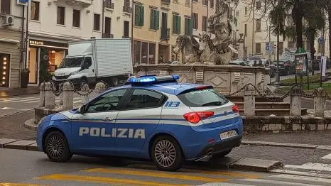 Una pattuglia della polizia in centro a Conegliano