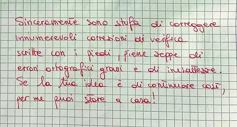 La nota scritta dalla maestra sul quaderno di un alunno di quinta elementare