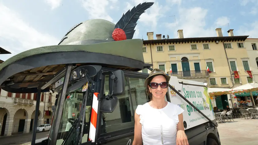 Una delle spazzatrici di Savno con il cappello alpino