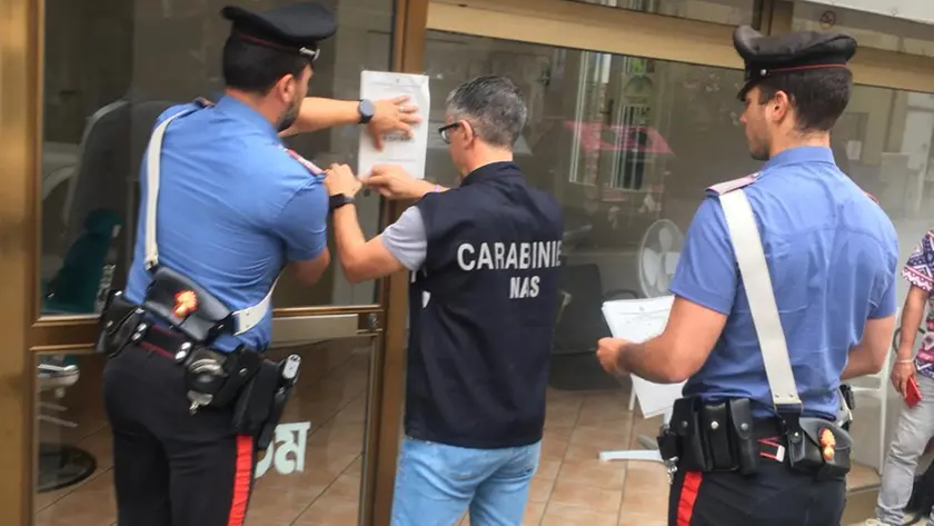 I Nas mentre pongono i sigilli sulle porte dell’asilo sotto sequestro