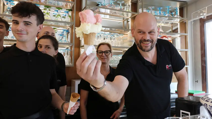 Il titolare di Sommariva Fabio Feltrin con Romina Bolzan e alcuni addetti