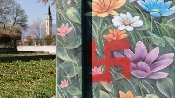 Una delle svastiche comparse a marzo scorso a Pederobba: denunciato il presunto responsabile