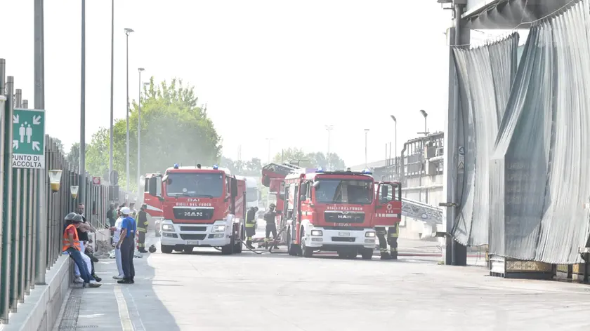 I vigili del fuoco al lavoro nello stabilimento Aia di Vazzola