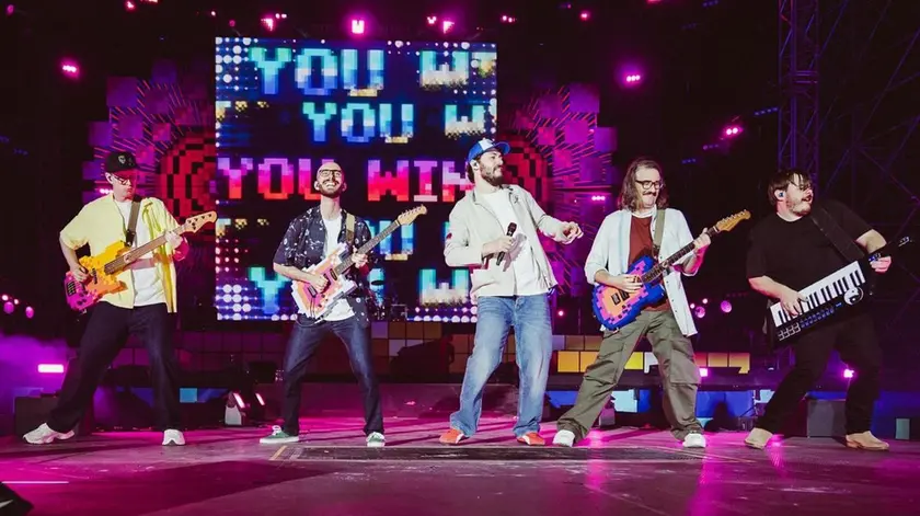 Un momento del primo concerto dei Pinguini Tattici Nucleari del loro “Hello World Tour”