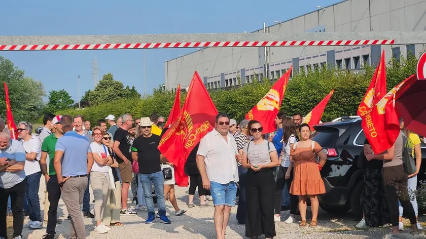 I lavoratori della Likum in sciopero allo stabilimento di Oderzo