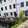 Uno degli uomini immortalato da un passante