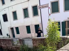 Uno degli uomini immortalato da un passante