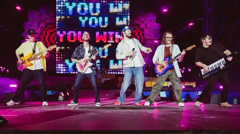 Un momento del primo concerto dei Pinguini Tattici Nucleari del loro “Hello World Tour”