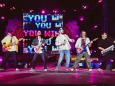 Un momento del primo concerto dei Pinguini Tattici Nucleari del loro “Hello World Tour”