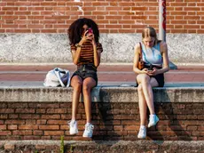 Il presidente francese vuole vietare l'uso dei social network ai minori di 15 anni