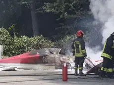 Ultraleggero precipita vicino a ferrovia, due feriti