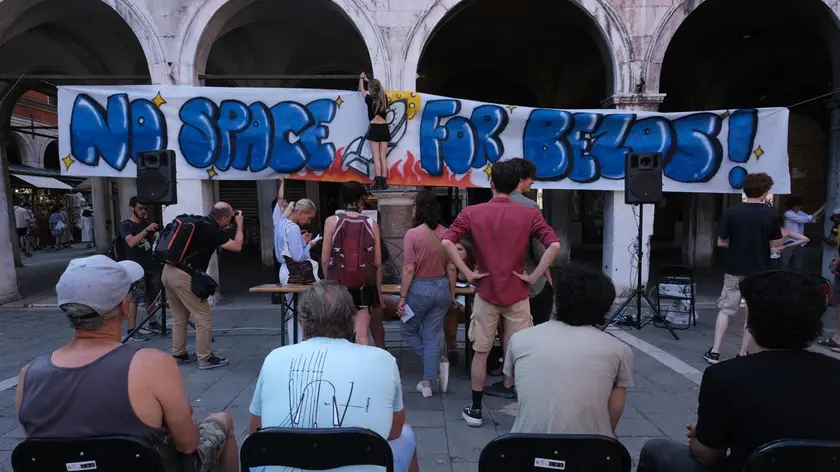 L'assemblea pubblica dei No Space for Bezos