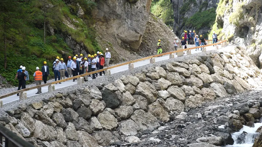 Visitatori ai Serrai di Sottoguda alla riapertura dopo i lavori