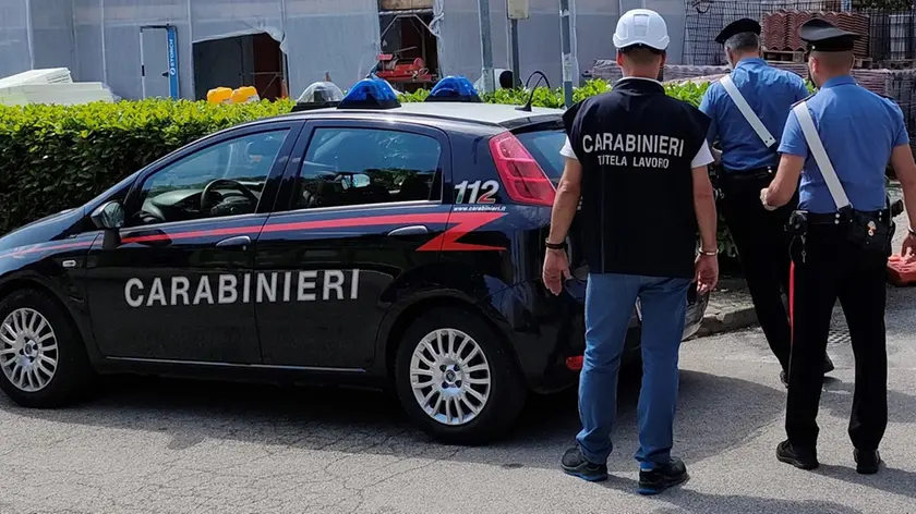 I carabinieri impegnati in un controllo in un cantiere