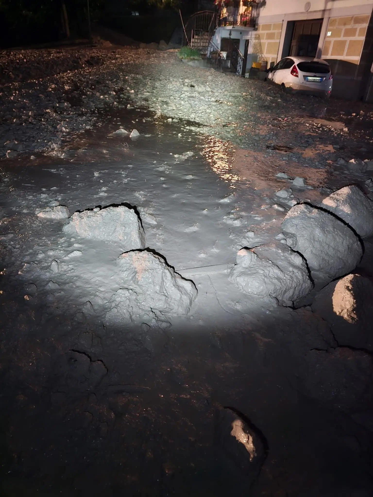 Le foto scattate dai residenti e dai vigili del fuoco nella notte tra domenica 15 e lunedì 16 giugno, quando l'abitato di Cancia di Borca di Cadore è stato invaso da una frana, e poi con la luce del sole, quando sono stati ben chiari i danni provocati.