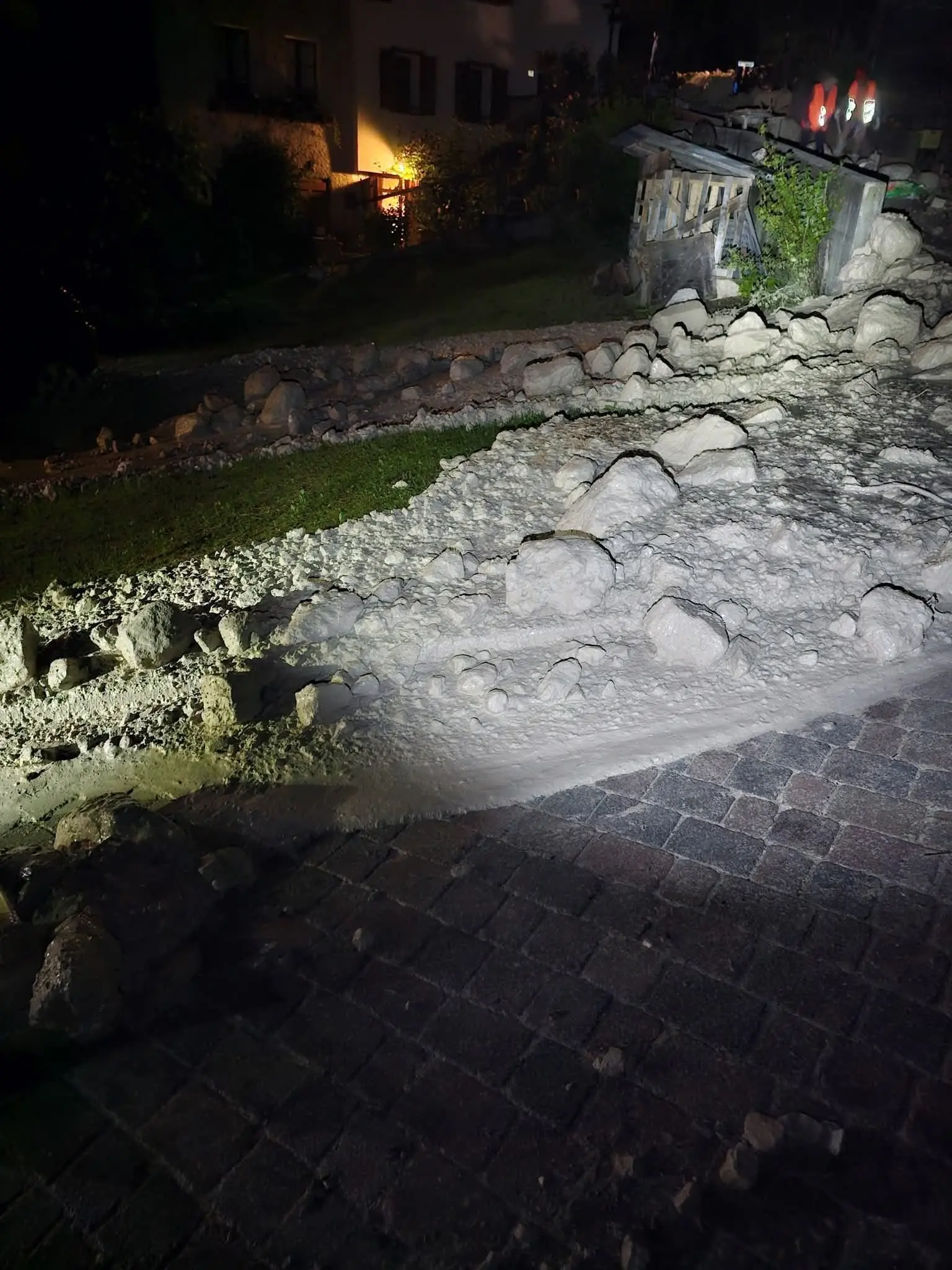 Le foto scattate dai residenti e dai vigili del fuoco nella notte tra domenica 15 e lunedì 16 giugno, quando l'abitato di Cancia di Borca di Cadore è stato invaso da una frana, e poi con la luce del sole, quando sono stati ben chiari i danni provocati.