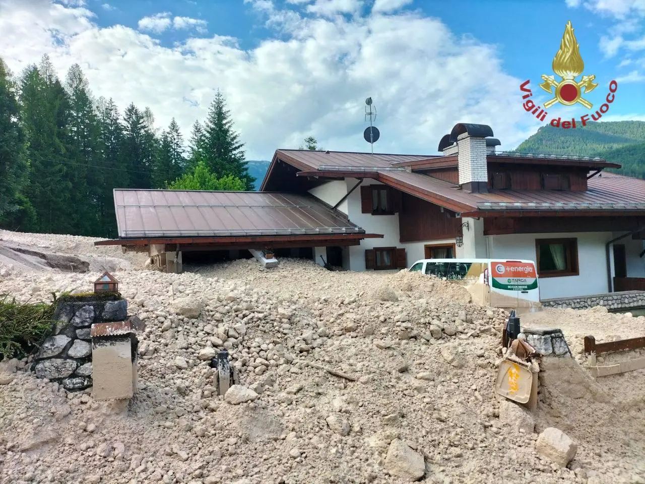 Le foto scattate dai residenti e dai vigili del fuoco nella notte tra domenica 15 e lunedì 16 giugno, quando l'abitato di Cancia di Borca di Cadore è stato invaso da una frana, e poi con la luce del sole, quando sono stati ben chiari i danni provocati.