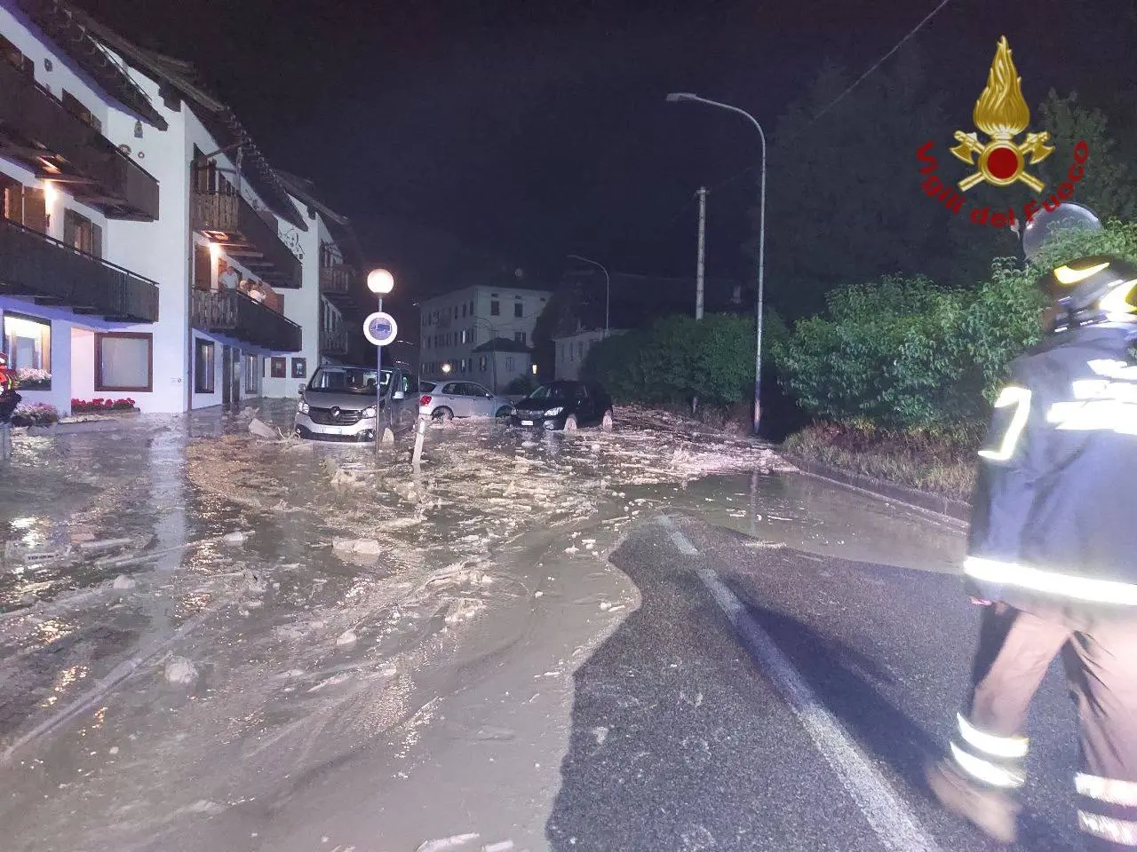 Le foto scattate dai residenti e dai vigili del fuoco nella notte tra domenica 15 e lunedì 16 giugno, quando l'abitato di Cancia di Borca di Cadore è stato invaso da una frana, e poi con la luce del sole, quando sono stati ben chiari i danni provocati.