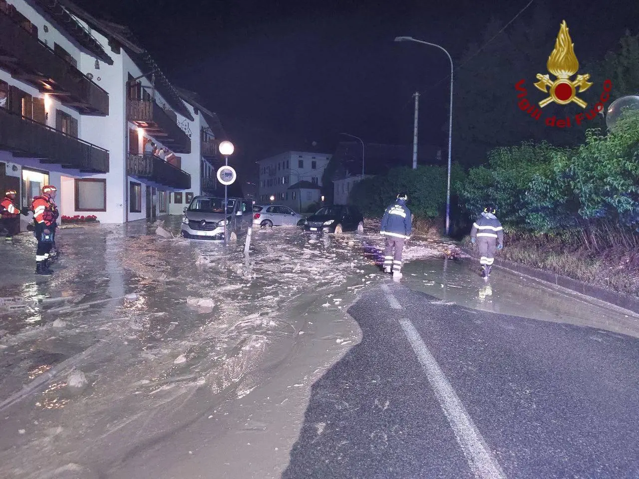 Le foto scattate dai residenti e dai vigili del fuoco nella notte tra domenica 15 e lunedì 16 giugno, quando l'abitato di Cancia di Borca di Cadore è stato invaso da una frana, e poi con la luce del sole, quando sono stati ben chiari i danni provocati.