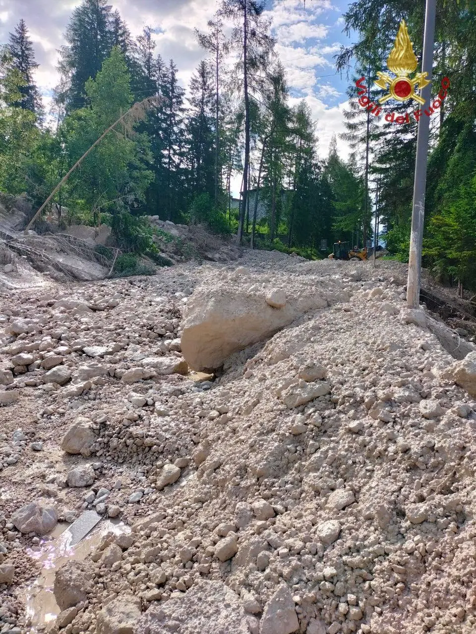 Le foto scattate dai residenti e dai vigili del fuoco nella notte tra domenica 15 e lunedì 16 giugno, quando l'abitato di Cancia di Borca di Cadore è stato invaso da una frana, e poi con la luce del sole, quando sono stati ben chiari i danni provocati.