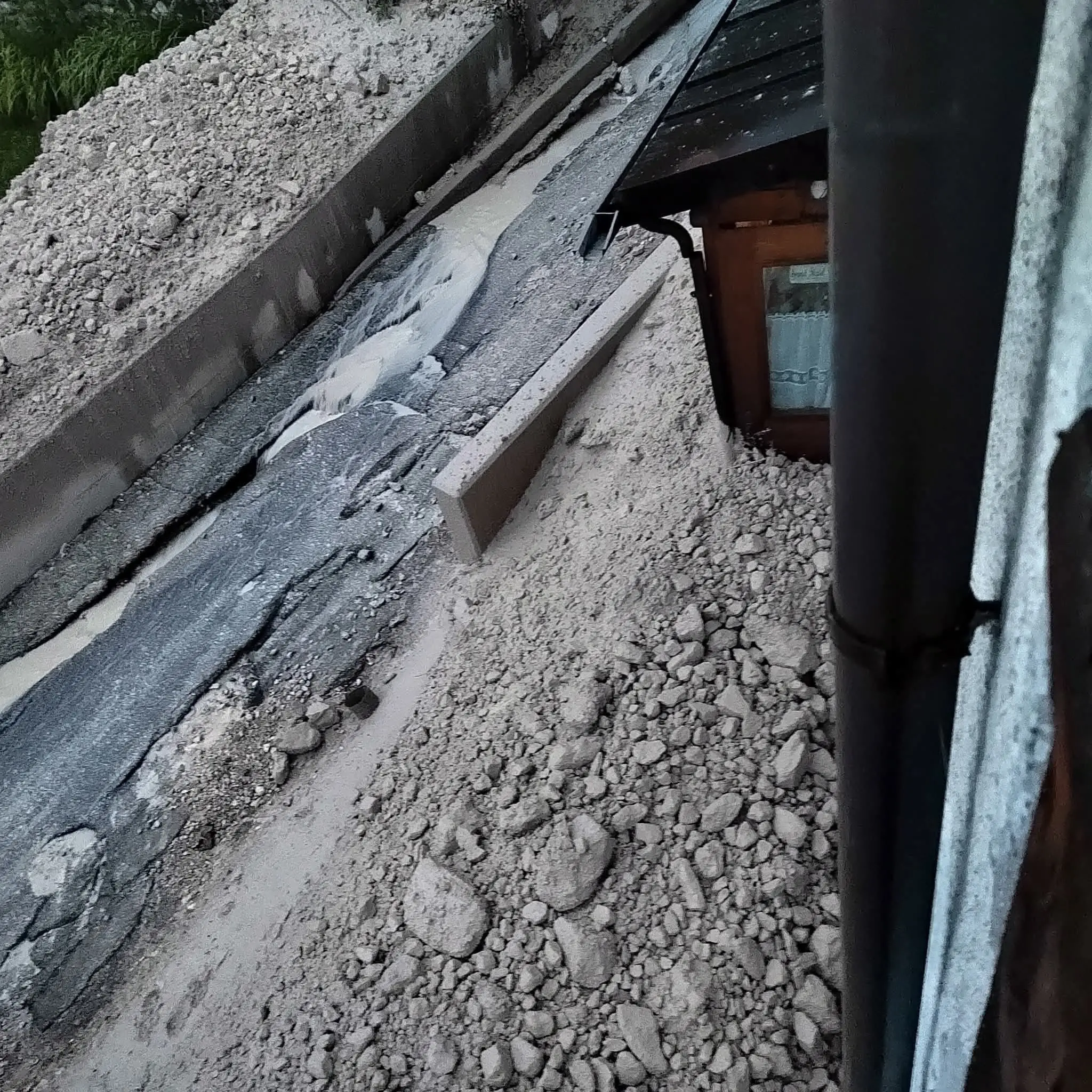 Le foto scattate dai residenti e dai vigili del fuoco nella notte tra domenica 15 e lunedì 16 giugno, quando l'abitato di Cancia di Borca di Cadore è stato invaso da una frana, e poi con la luce del sole, quando sono stati ben chiari i danni provocati.