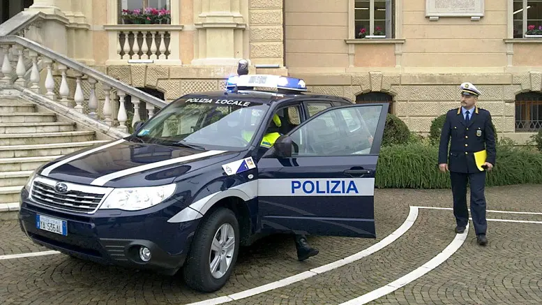 La pattuglia della polizia locale davanti alla sede municipale di Vittorio Veneto