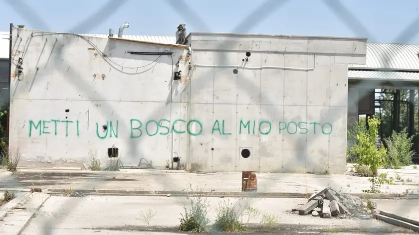 Lo slogan spruzzato su più pareti degli edifici dismessi in viale Italia