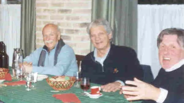 Paolo Camatta, primo da destra, assieme a Francesco Berlese (primo a sinistra) e al pittore Socrate (al centro)