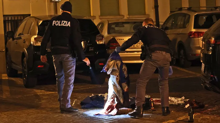 I rilievi della polizia in via Castelmenardo subito dopo l'aggressione a Francesco Favaretto