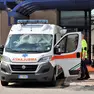 L'uomo si è aggrappato all'ambulanza