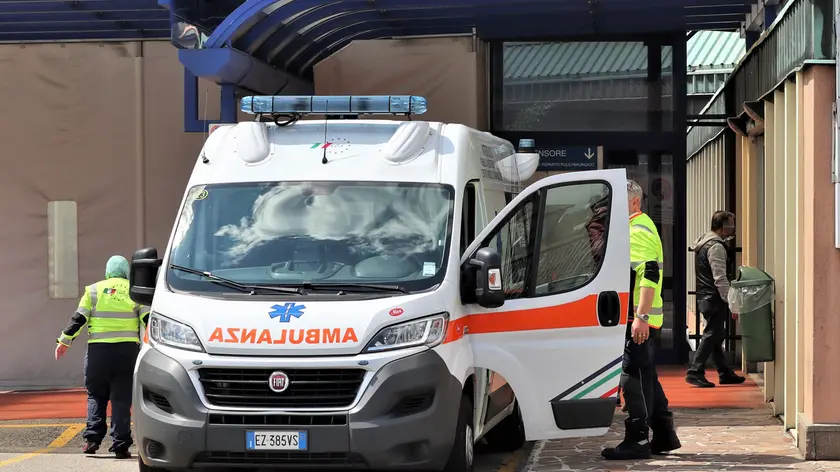 L'uomo si è aggrappato all'ambulanza
