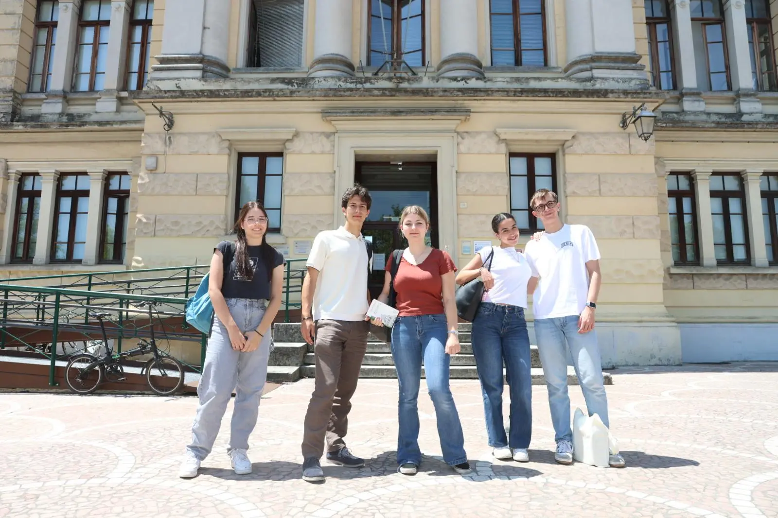 I primi studenti a uscire dal liceo Canova