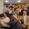 Il sindaco Conte alle prese con la protesta dei commercianti contro l'assessora Vettoretti