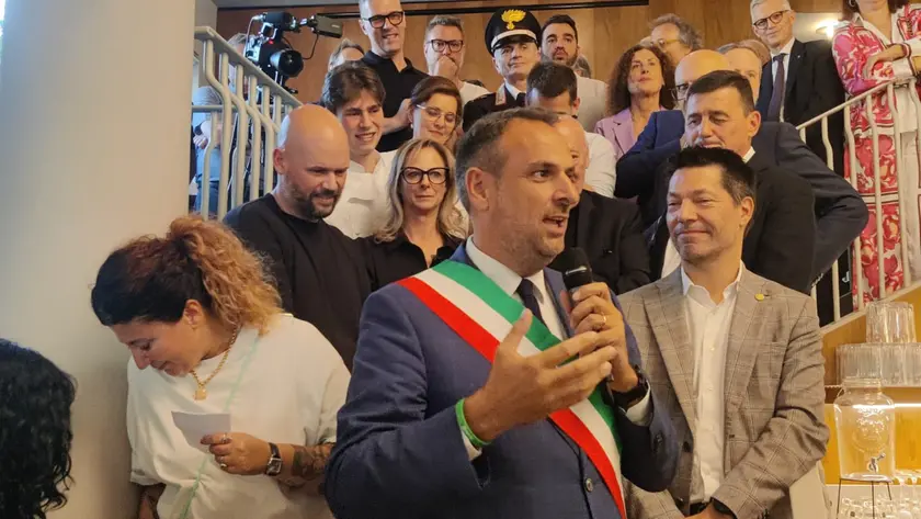 Il sindaco Conte alle prese con la protesta dei commercianti contro l'assessora Vettoretti