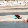 Bagnanti prendono il sole sul greto del Piave