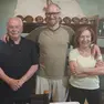 Nicola al centro con papà Maurizio Lodi e mamma Loredana