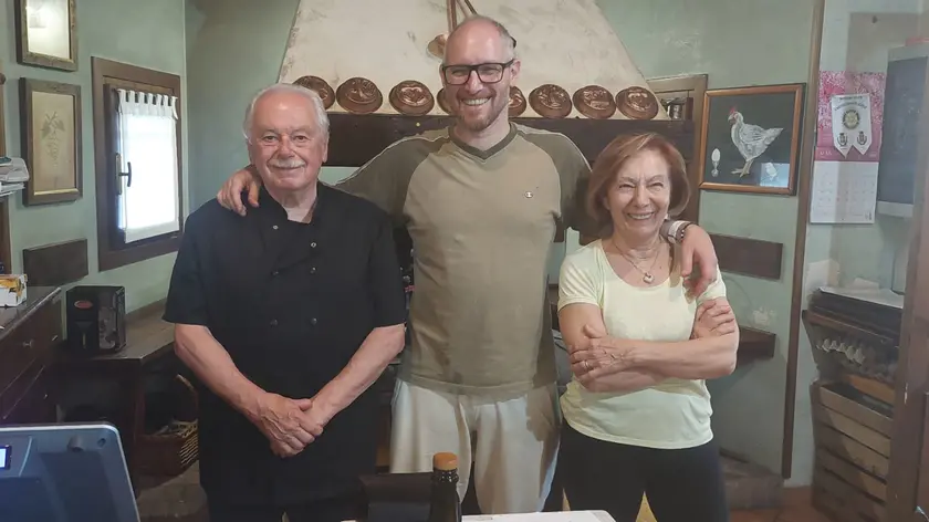 Nicola al centro con papà Maurizio Lodi e mamma Loredana