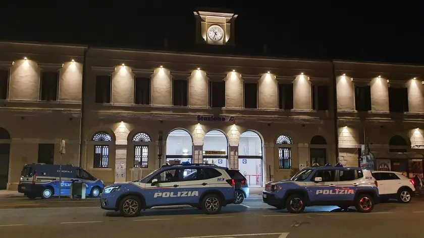 Volanti della polizia presidiano la stazione di Conegliano