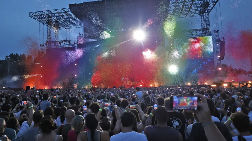 Il concerto dei Pinguini Tattici Nucleari all'ippodromo di Sant'Artemio