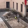 Il sindaco Pitton con l'idropulitrice