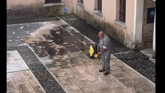 Il sindaco Pitton con l'idropulitrice